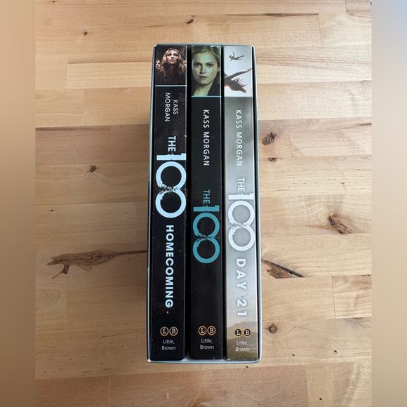 The 100 Book by Kass Morgan - Picture 4 of 4